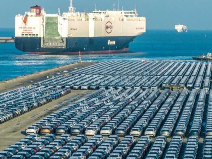 Arriva la prima supernave carica di auto elettriche cinesi