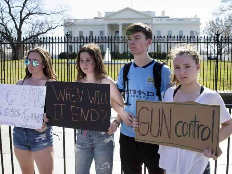 Hallo? Via armi e mitra. I bimbi uccisi telefonano ai politici Usa