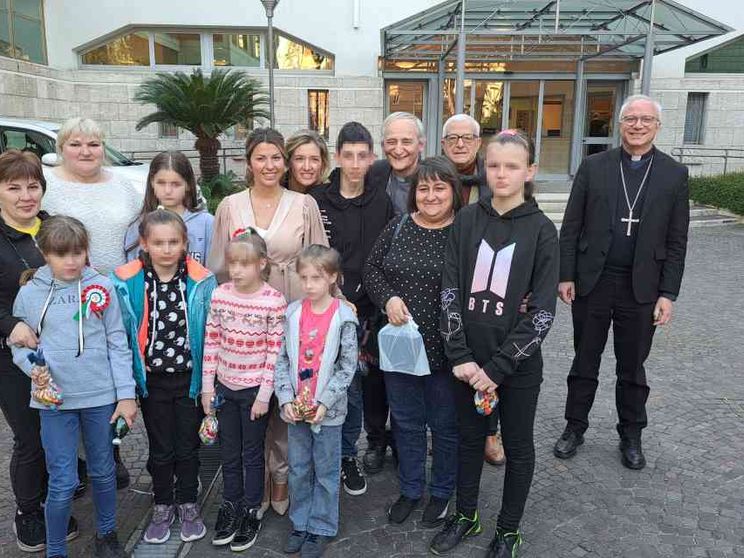 L'abbraccio di Zuppi e Baturi ai bambini di Kharkiv