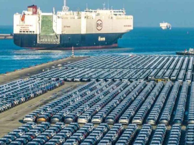 Arriva la prima supernave carica di auto elettriche cinesi