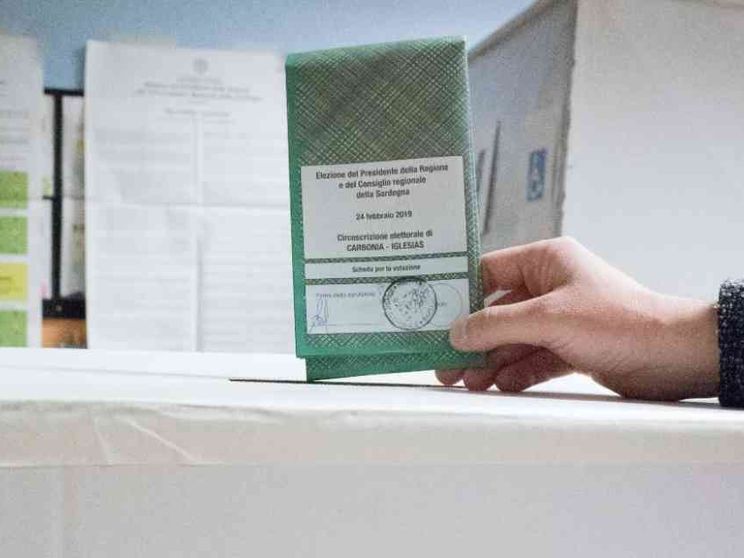 Chi sono i quattro candidati a diventare governatore dell'isola