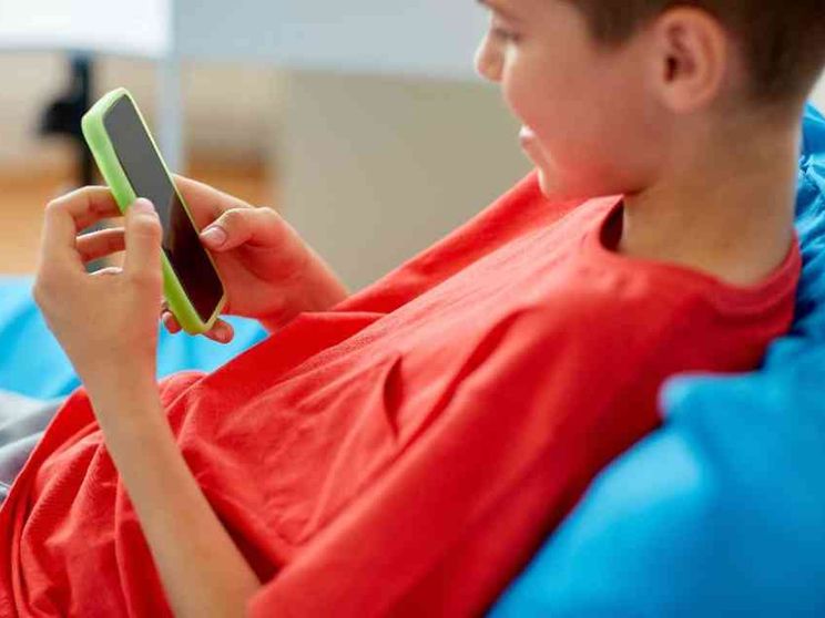 Il ministro: «Niente smartphone in classe fino alle medie»