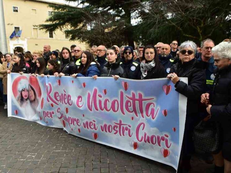 L'addio a madre e figlia, il parroco: «Non è amore, ma negazione della vita»