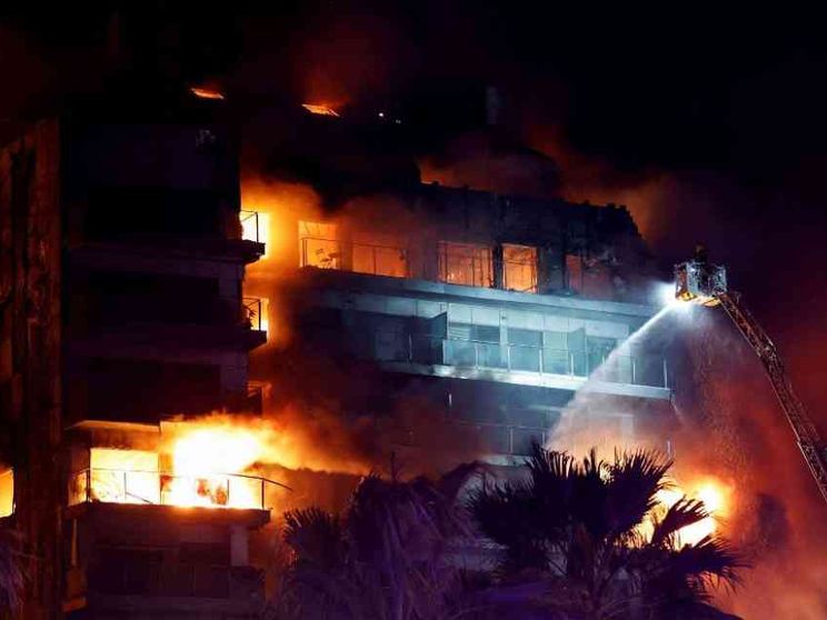 Maxi incendio a Valencia, dieci morti