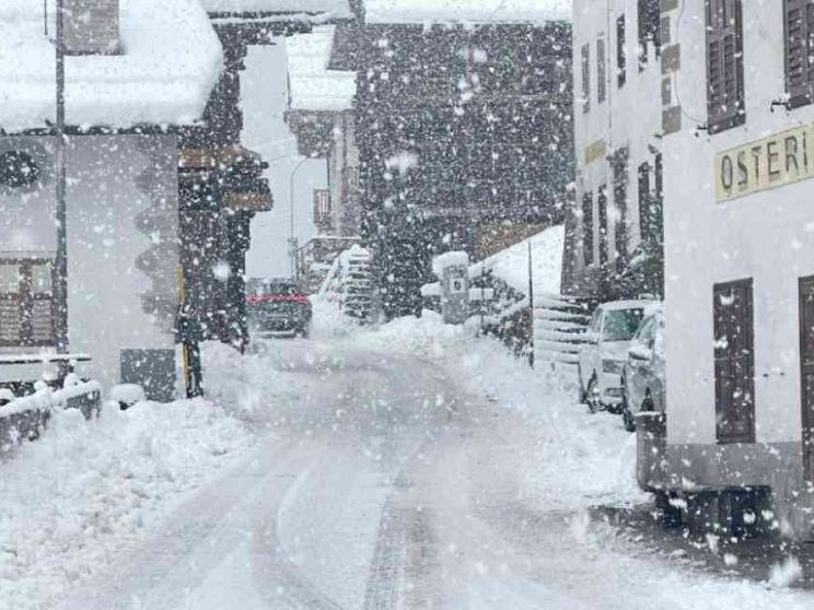 Riecco la neve sulle Alpi. Chiusa la Brennero, paesi isolati in Val Pusteria