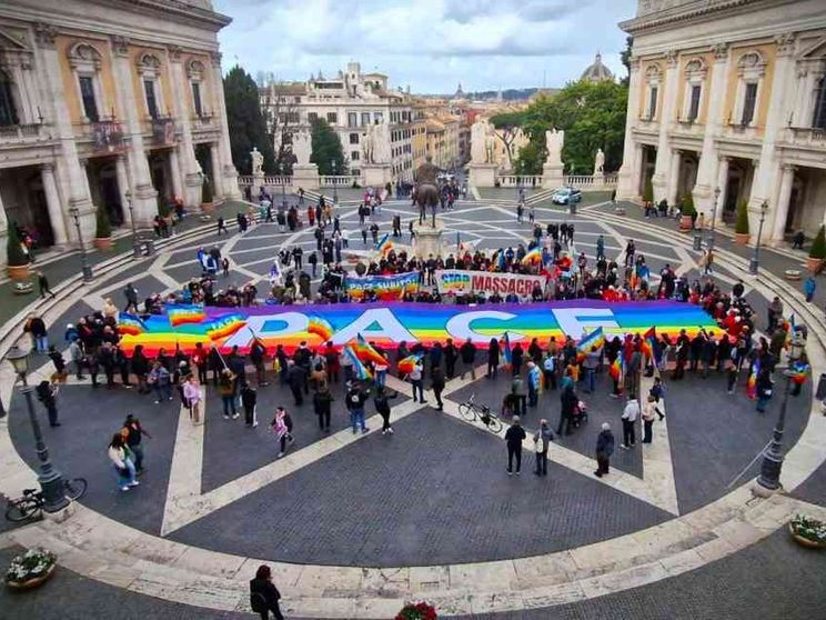 Il flash mob in Campidoglio e la mobilitazione delle 120 città contro la guerra