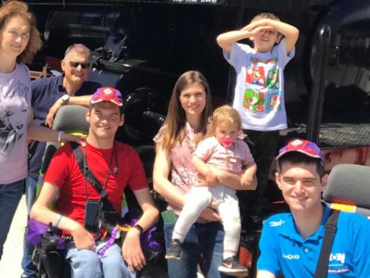 Un padre e i due figli disabili. L'appello della mamma: non lasciateci soli