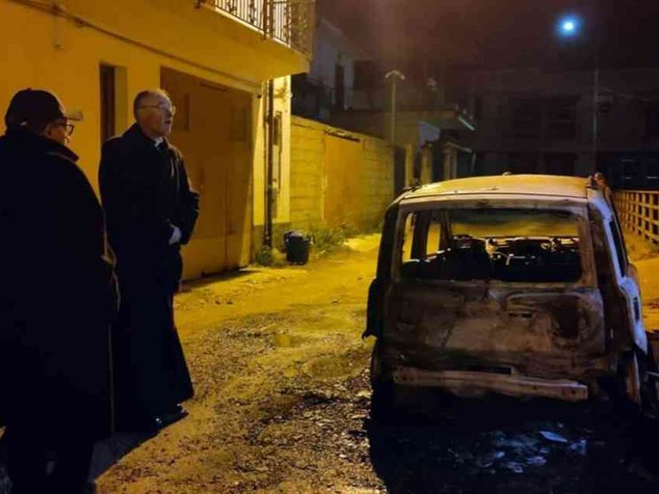 Auto bruciate, avvelenamenti: preti del Sud nel mirino della criminalità