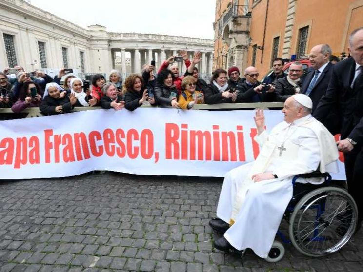 Visita lampo in ospedale. Come sta il Papa