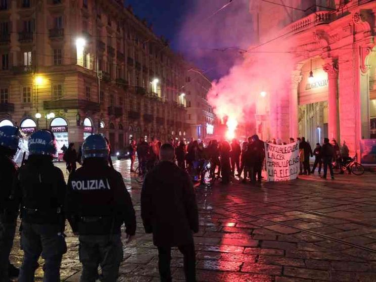 Torino, assaltata volante della polizia. Solidarietà da Mattarella e governo