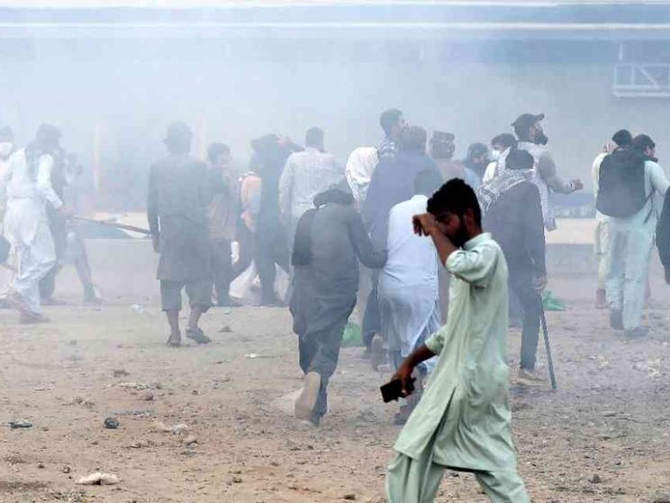 Poliziotta salva donna da linciaggio. Per i social è già un'eroina