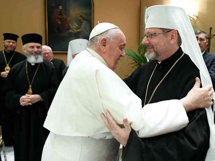 I vescovi: «Dal Papa una neutralità positiva che sostiene chi è vittima»