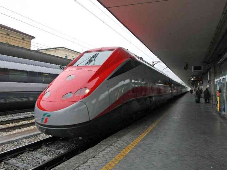 Solo due bagagli sui treni, anzi no. Trenitalia sospende le nuove regole