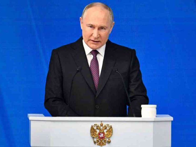 Putin: la Russia non teme nessuno. Fermato il direttore di Novaya Gazeta