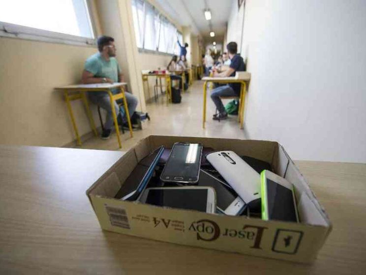 Fuori da scuola lo smartphone, dentro l'educazione digitale