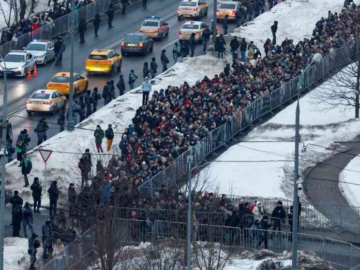 In migliaia ai funerali di Navalny gridano «Russia libera»