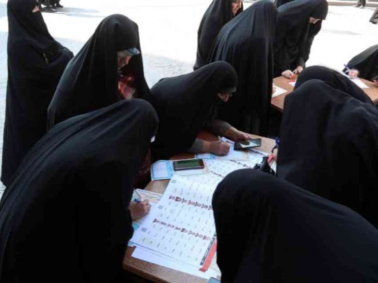 Iran, l'ayatollah Khamenei chiama al voto. Forte il fronte del no