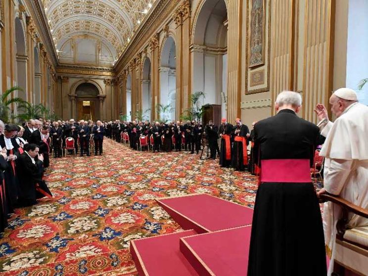 Il Papa: «Affrontare gli scandali con coraggio»