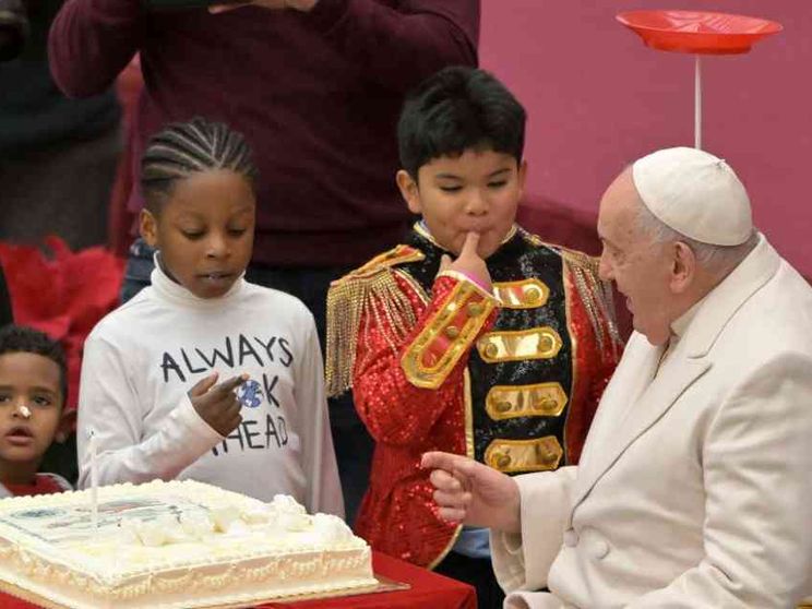 Il Papa scrive a bambine e bambini: da soli non si può essere felici