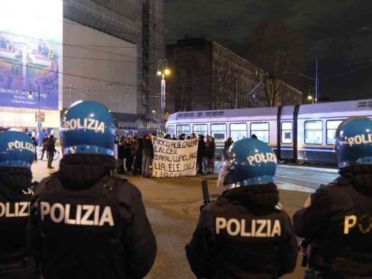 Cortei e manganelli: è ora di scrivere i numeri identificativi sui caschi