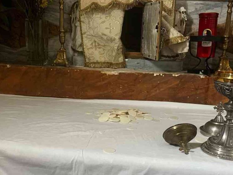 Dopo le minacce, anche le ostie trafugate. Vandali in azione nella Locride