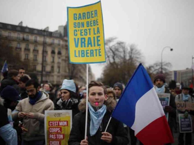 L'aborto entra nella Costituzione francese. La tristezza dei vescovi