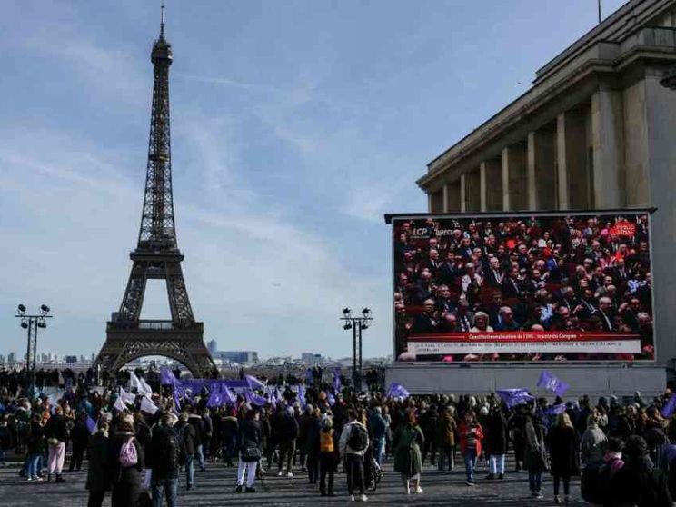L'aborto in Costituzione: Parigi spegne il lume della sua fiaccola di civiltà