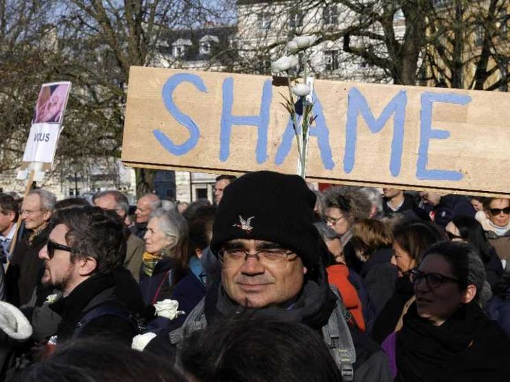 Francia, aborto e Costituzione: eliminare l’innocente compromette la democrazia