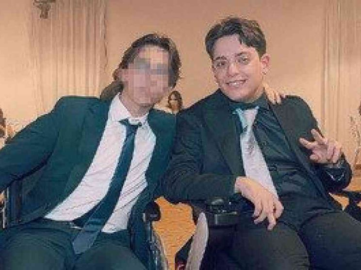 Al compleanno in sedia a rotelle: il regalo degli amici a Simone