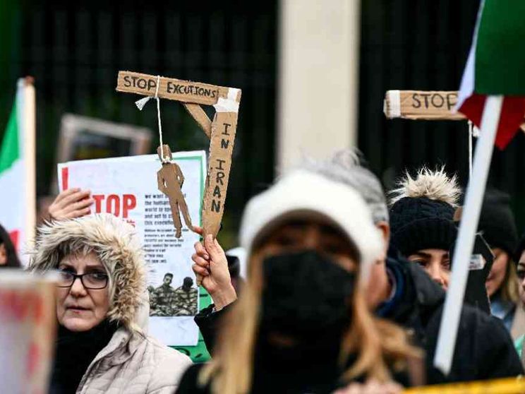 La repressione delle proteste scatena il boia in Iran: 834 impiccati nel 2023