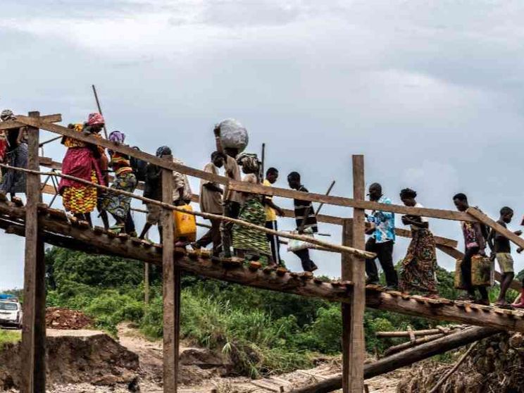 Attacchi dei ribelli nell'est del Congo: altri centomila sfollati