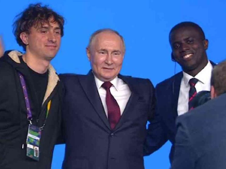 L'artista di strada italiano Jorit che dialoga con Putin è un caso politico