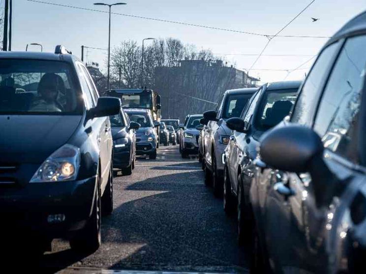 I pendolari ostaggio delle auto perché nelle città mancano alternative