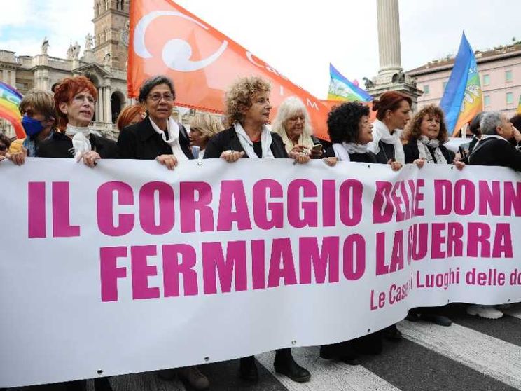 Più donne, meno guerre: ecco perché la campagna di Avvenire #donneperlapace