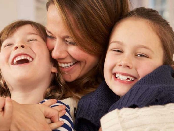 Le carezze emotive che aiutano i figli a crescere