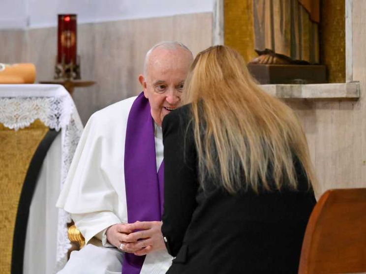 Il Papa confessa 9 fedeli. «Rimettiamo il perdono al centro della Chiesa»