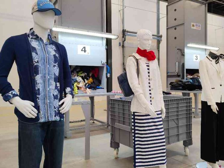 Nel nuovo maxi impianto che ricicla i vestiti usati e restituisce dignità