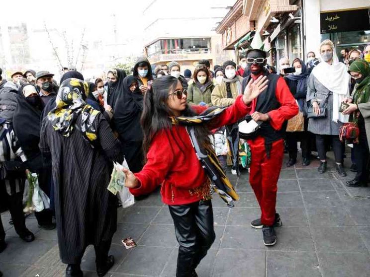 «Ballano in piazza l'8 marzo: due donne arrestate a Teheran»