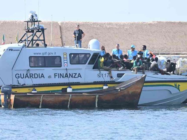 Nuovi sbarchi a Lampedusa. Polemiche per il fermo della Sea Watch 5