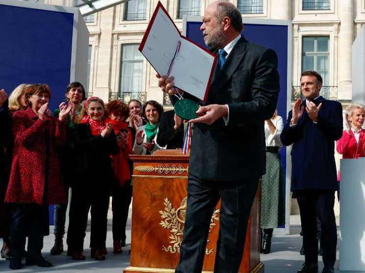 Perché l’Eliseo insegue le sirene libertarie. E punta su aborto e fine vita
