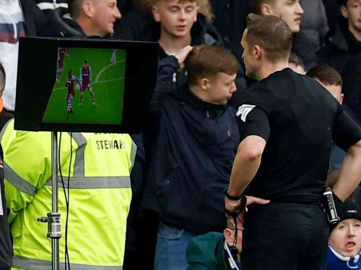 L'arbitro spiega perché ha annullato un goal. E viene sommerso dai fischi