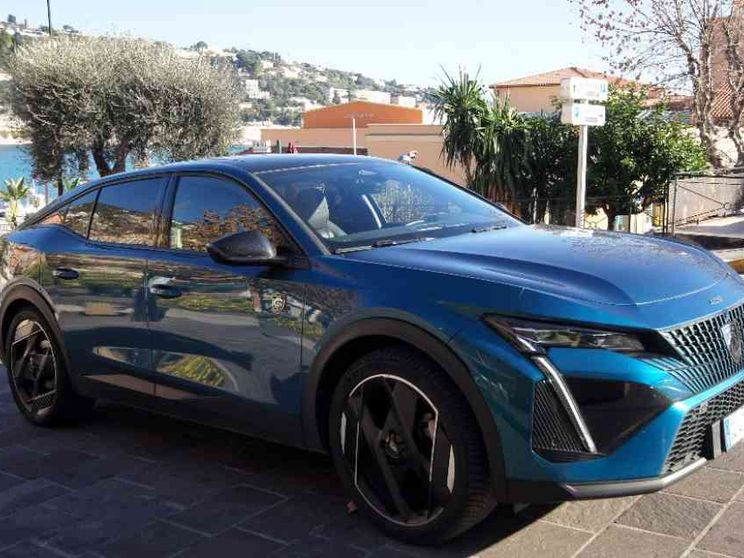 Con Peugeot 408 GT, una sfilata di design in Costa Azzurra