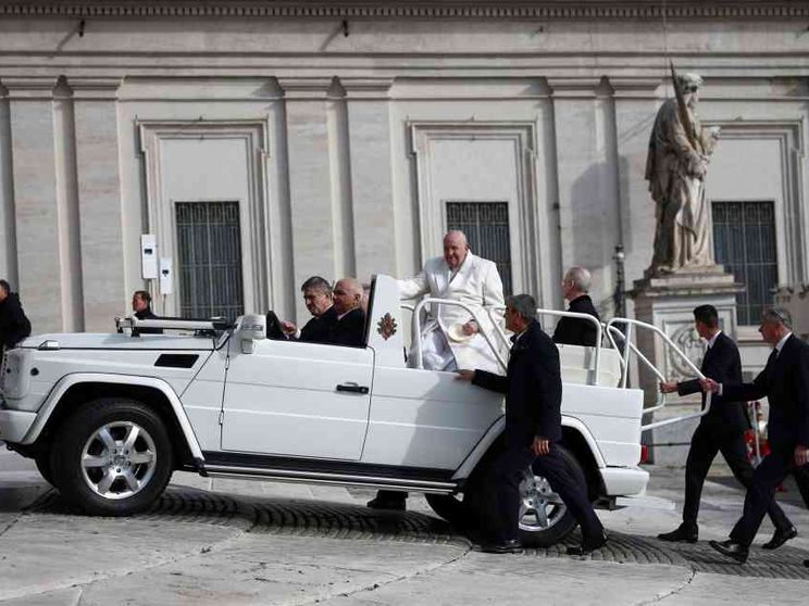 Il Papa: tanti giovani morti in guerra. Mondo deformato, praticare virtù