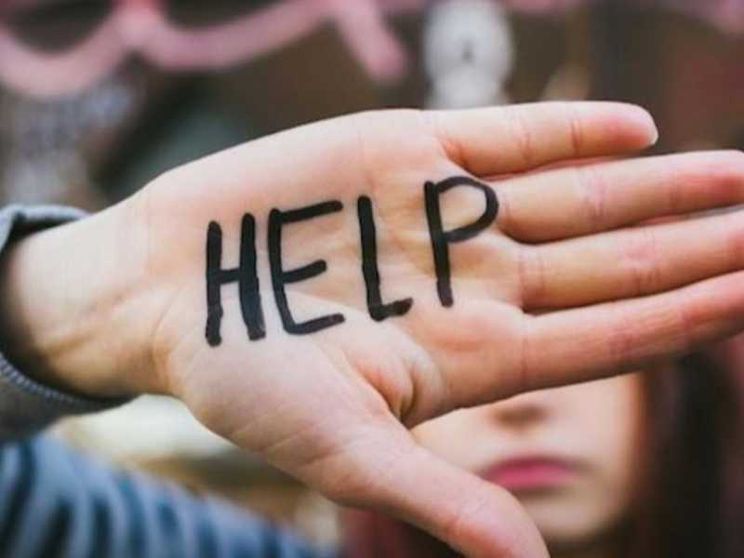 «Giulia s'è uccisa a 17 anni. Parlo di suicidio ai giovani per salvare vite»
