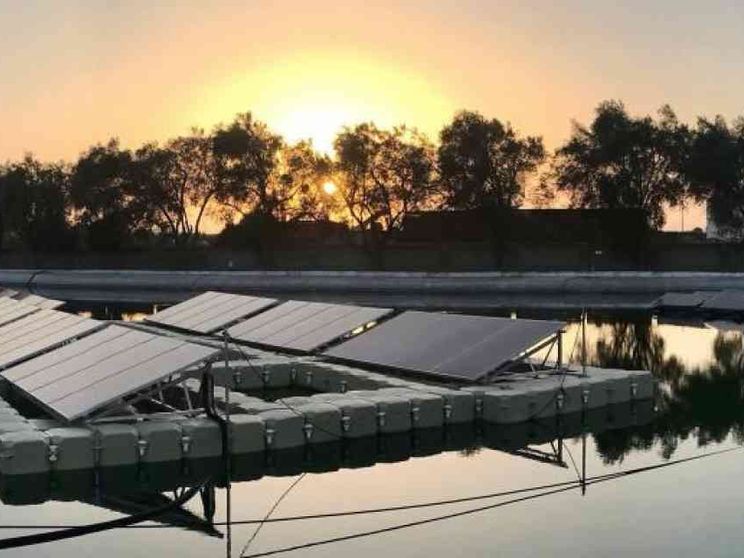 Se il sole sull’acqua regala energia: il fotovoltaico ora galleggia