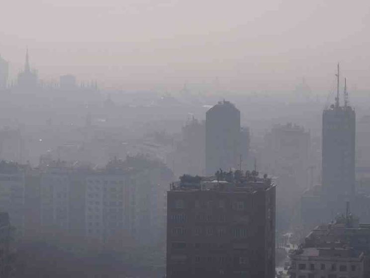 Milano e quel record di aria inquinata. Ma non ci paralizzi l'infodemia