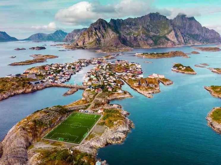 Dalla Groenlandia alle Piramidi, tutti gli stadi più impensabili del pianeta