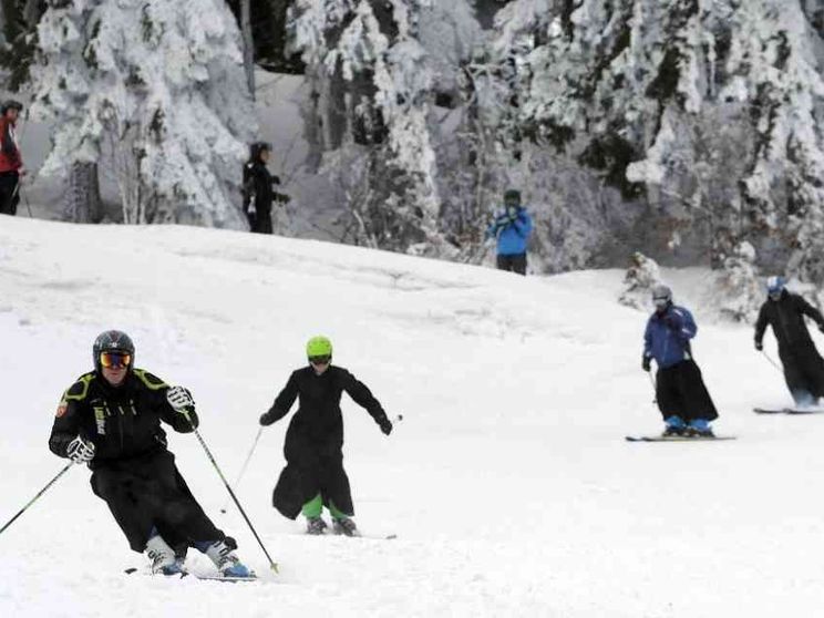Il vescovo Ambrosio (81 anni) ha gareggiato allo slalom gigante per preti