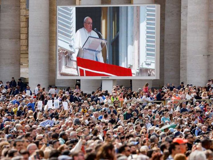 Il Papa: «Gloria di Dio sulla croce, non nel successo». E prega per la pace
