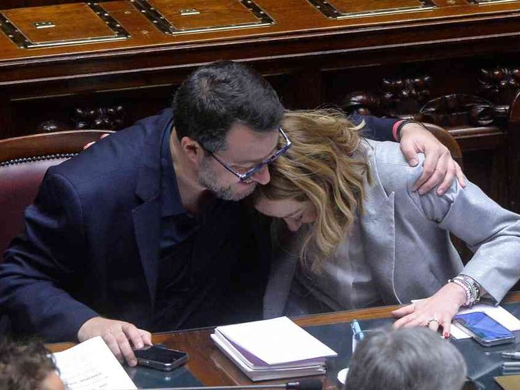 Abbraccio tra Meloni e Salvini (che poi se ne va). «Ucraina, contano le scelte»